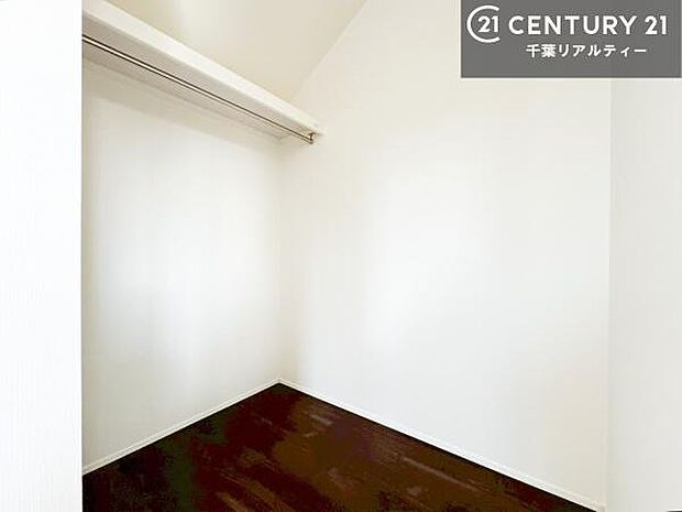 ファミリークロークを備えた住まいは、収納力と快適さを兼ね備えた贅沢な空間設計。衣類やバッグ、季節物までひとまとめにでき、日々の整理整頓がぐっとスマートに！（施工例）