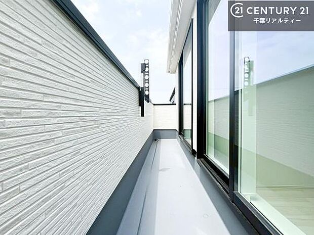 陽当たり良好なバルコニーです！晴れた日には青い空を見渡せる開放的な時間を楽しめます。（施工例）