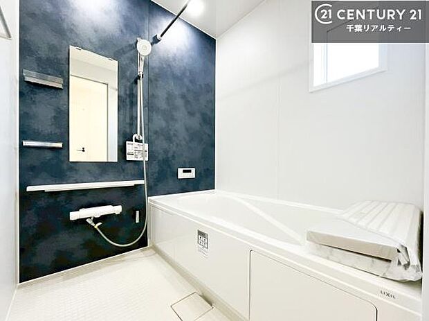 1日の疲れをしっかりと癒してくれる浴室です。おうちの素敵なリラクゼーション場所ですね。（同仕様）