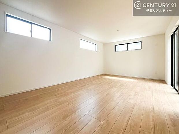 大きな窓からたっぷりの陽ざしが入る明るいリビング。開放感のあるリビングで家族団らんのくつろぎの時間を過ごせます！【現地販売会開催中】