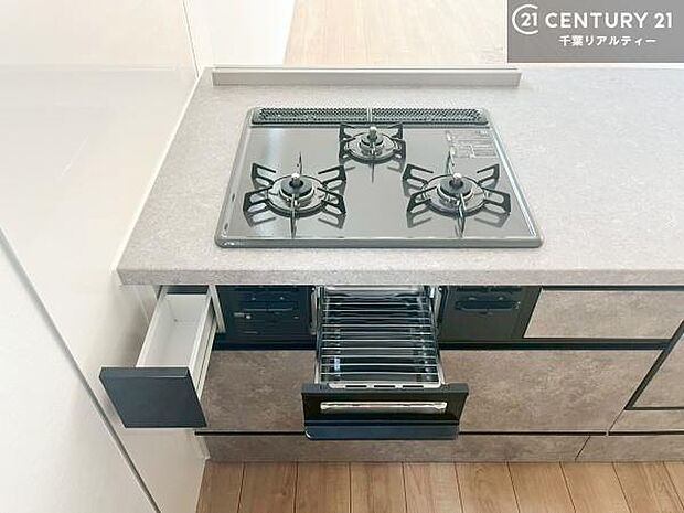 コンロは三口あるのでお料理の同時進行ができます。もちろんグリル付きです。調理スペースも広々している為作業がしやすい！使い勝手が良いシステムキッチンです！