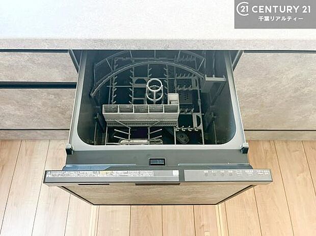 食洗機付きのキッチンです！忙しい時や手荒れ防止として大変活躍する便利な仕様です！ビルトインなのでキッチンの場所を取らず調理スペースを広く使うことが出来ます！