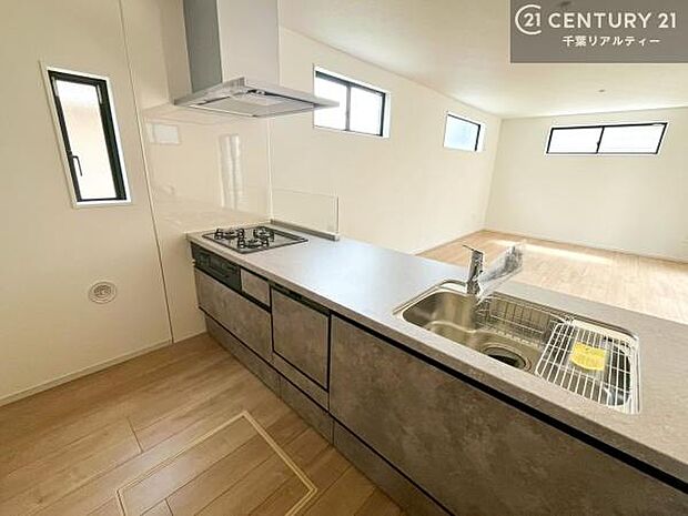 大人気の対面式システムキッチンを採用しています！ご家族のコミュニケーションが自然と増える設計です。お子様にも目が届くので嬉しいですね！広々使えて快適で作業が進みます。