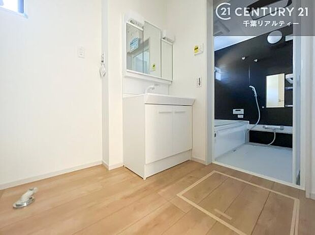 身なりを整える洗面所は、清潔感が大事です！水周りの清潔感のある雰囲気を演出！気持ちよくお使いいただけます。広々したスペースも嬉しいですね！【現地販売会開催中】