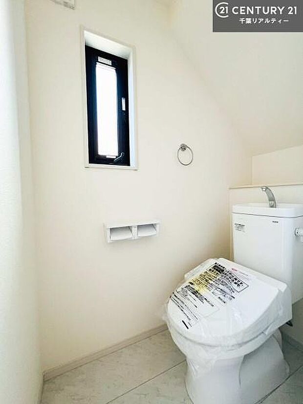 清潔感のある色味のお手洗いです！さわやかでスッキリする空間です！白を基調としているので、お手入れがしやすいトイレです！（施工例）