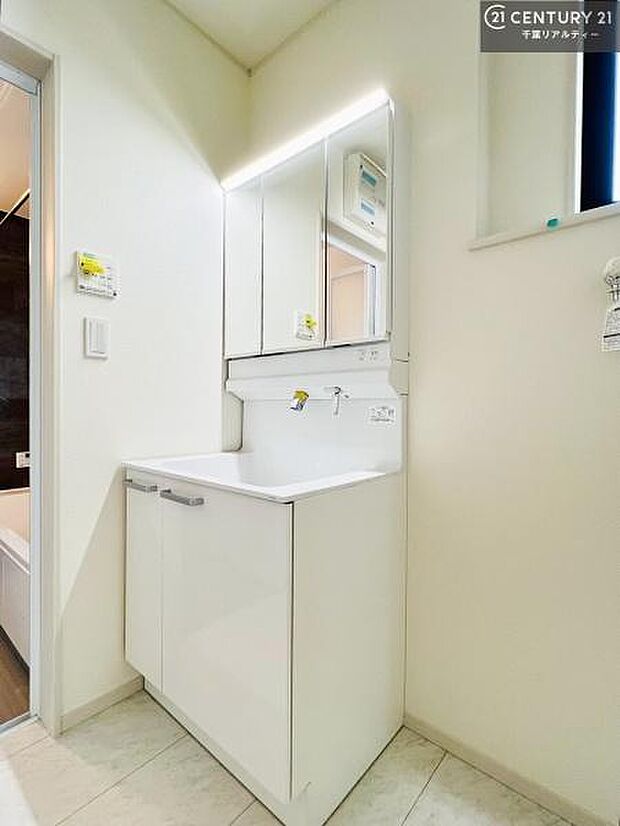 三面鏡仕様の洗面所は、身だしなみがしやすい造り！裏は収納になっています。ドライヤーやお化粧道具を片付けられるので洗面台周りをスッキリと見せることが出来ます！（施工例）