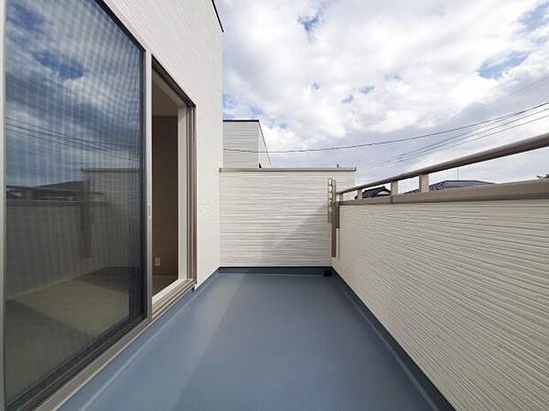 陽当たり良好なバルコニーです！晴れた日には青い空を見渡せる開放的な時間を楽しめます。（施工例）