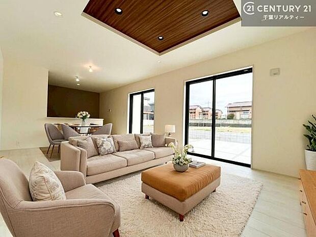 家具はCGパースです。開放感のある広々LDK！ソファーやダイニングテーブルを置いても窮屈にならないので快適に過ごせます！コミュニケーションが取りやすいリビングです！