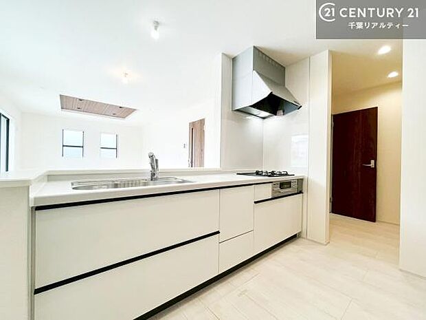 大人気の対面式システムキッチンを採用しています！ご家族のコミュニケーションが自然と増える設計です。お子様にも目が届くので嬉しいですね！広々使えて快適で作業が進みます。