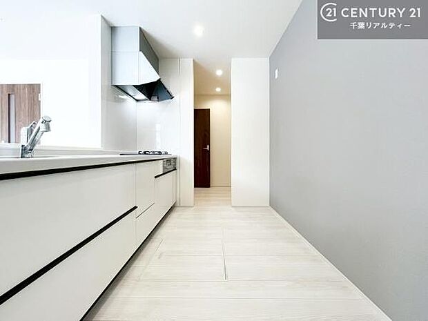 ゆとりある調理スペースで作業がしやすい快適なキッチンです！お子様と一緒にお菓子造りも楽しめる広々スペースです。楽しい調理時間になりそうですね！