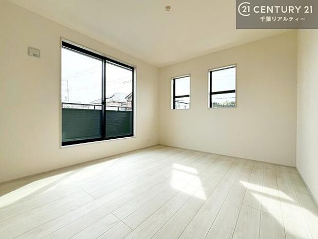 バルコニーに面した明るい寝室。心地よい陽光と風を感じられる開放的な空間で、毎日をゆったりとお過ごしいただけます。