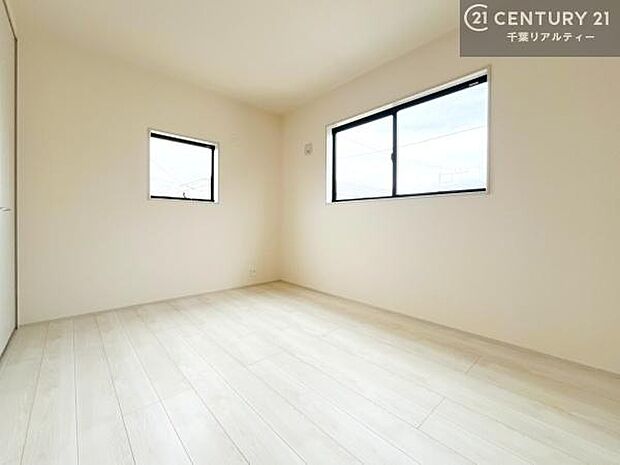 窓からたっぷり光が入り、風通しも良好なため、快適に過ごせる空間です。子ども部屋としても最適で、学習スペースや遊び場としても活用できます。