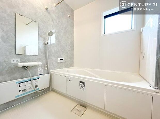 落ち着きある大人の雰囲気のバスルームは、味が出ていてバスタイムが充実！お仕事頑張っているご褒美にお好みの香りの入浴剤を入れて、楽しんでみてはいかがでしょうか？