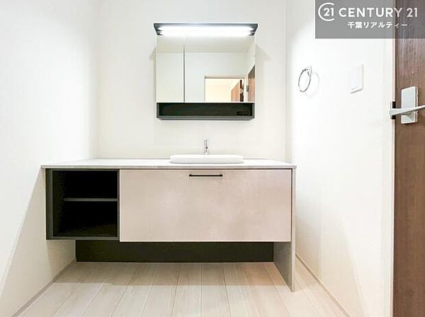 清潔感のある洗面室です。空間にゆとりがあり、毎日の身支度も快適に行えます。鏡まわりも見やすく、お化粧や身だしなみチェックにも便利な使い勝手の良い空間です。