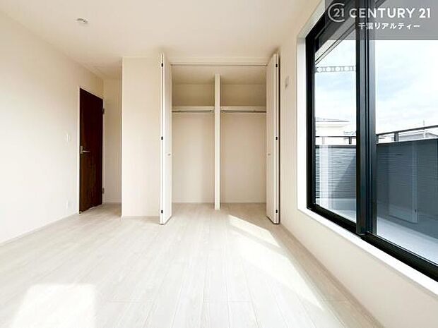 収納が充実しているからこそ、お部屋はいつも広々。掃除や片付けもラクになり、居心地の良い暮らしが続きます。