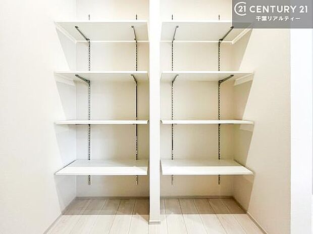 パントリー付き!お米や飲料水、食材のストックもスッキリ整頓することができます!是非現地でお確かめください。