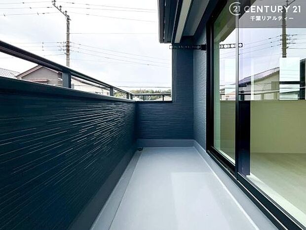 陽当たりの良いバルコニーで、お洗濯物もよく乾きそうですね！お天気の良い日にはバルコニーへ出てリフレッシュするのも気持ちよさそうです。