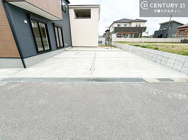 駐車スペースは2台分あります！セカンドカーはもちろん、バイクや自転車なども置き場所に困りません。