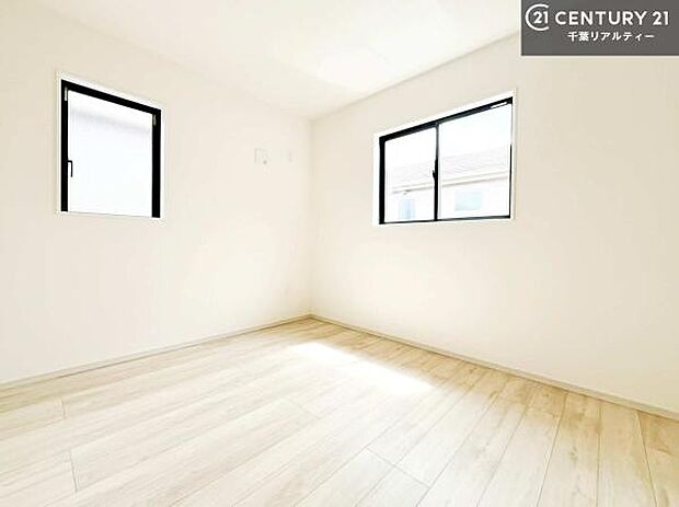 優しい光が差し込む洋室は、朝の目覚めも気持ちが良さそうですね。おうち時間もゆったりと過ごすことができます。優しい色合いのフローリングがどんな家具にもマッチします！