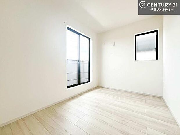 窓からたっぷり光が入り、風通しも良好なため、快適に過ごせる空間です。子ども部屋としても最適で、学習スペースや遊び場としても活用できます。