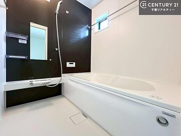 広々バスで一日の疲れをリフレッシュ。足が伸ばせるので、浴槽にもゆったりと浸かれますね！毎日のバスタイムが楽しみになります。