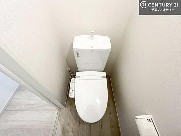 清潔感のある色味のお手洗いです！さわやかでスッキリする空間です！白を基調としているので、お手入れがしやすいトイレです！