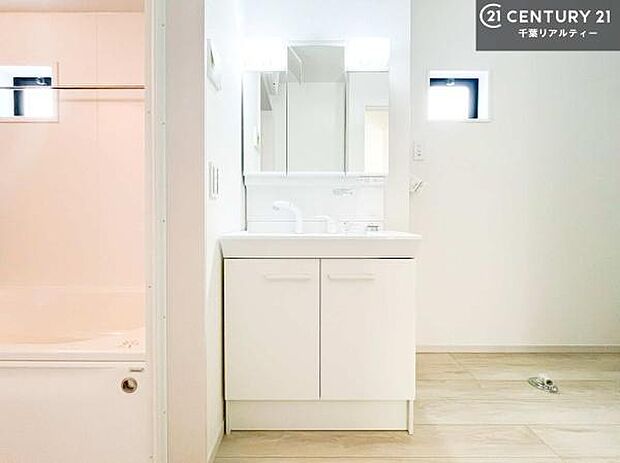 三面鏡仕様の洗面所は、身だしなみがしやすい造り!裏は収納になっています。ドライヤーやお化粧道具を片付けられるので洗面台周りをスッキリと見せることが出来ます!