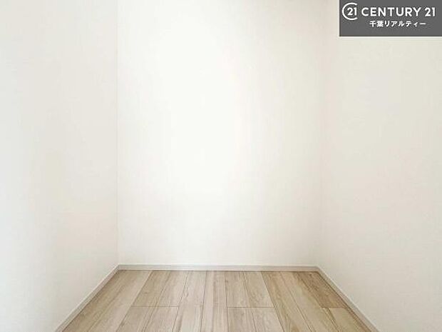 ウォークインクローゼット付きです。たくさんのお洋服などを収納しておけそうですね!他にも扇風機や加湿器など季節物の大きな家電も収納できます。