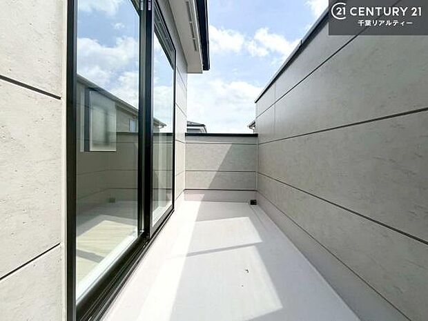 陽当たり良好なバルコニーです！晴れた日には青い空を見渡せる開放的な時間を楽しめます。