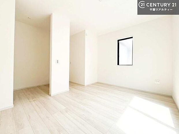 収納スペースがついています！居室をスッキリ整頓する事ができますね。家具を選ばないシンプルなデザインの為、家具を選ばずお気に入りの空間作りができそうですね。