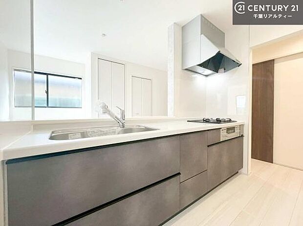 大人気の対面式システムキッチンを採用しています！ご家族のコミュニケーションが自然と増える設計です。お子様にも目が届くので嬉しいですね。広々使えて快適に作業が進みます。