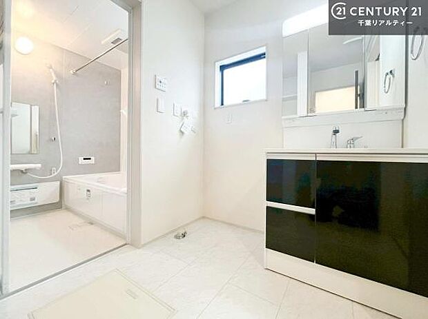 小窓付きの明るい洗面室です！湿気もすぐに入れ替えができて清潔に保つことができます！自然光が差し込むのでお化粧の仕上がりも良くなりますね！