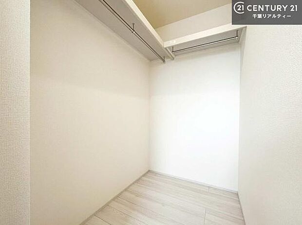 ウォークインクローゼット付きです。たくさんのお洋服などを収納しておけそうですね！他にも扇風機や加湿器など季節物の大きな家電も収納できます。