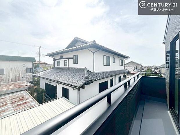 陽当たり良好なバルコニーです！晴れた日には青い空を見渡せる開放的な時間を楽しめます。