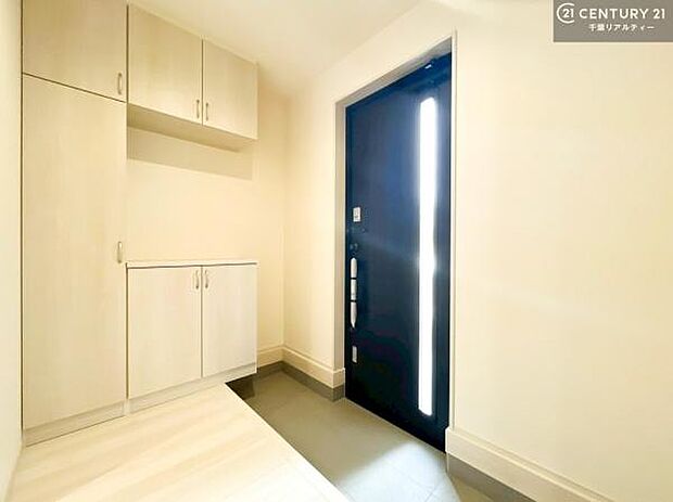 シューズボックス付き。玄関が片付きお掃除がしやすいです！スッキリした玄関で戸を開けた瞬間、清潔感のある心地いい空間が出迎えてくれます。