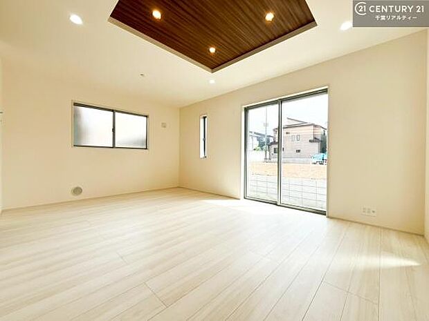 優しい陽だまりがリビングを包んでくれて居心地の良い空間を演出してくれます！くつろぎの時間を過ごせます！