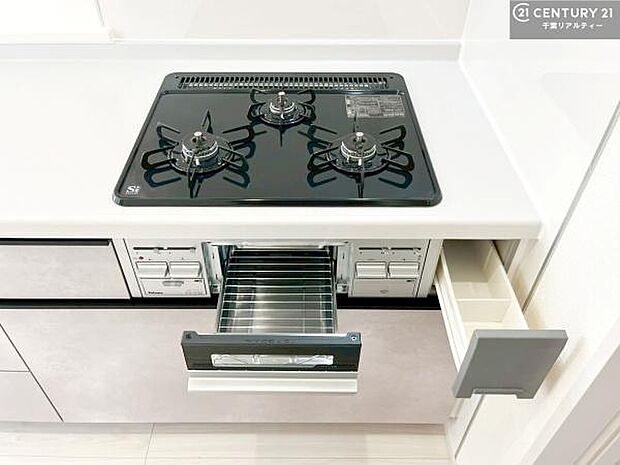 コンロは三口あるのでお料理の同時進行ができます。もちろんグリル付きです。調理スペースも広々している為作業がしやすい!使い勝手が良いシステムキッチンです!