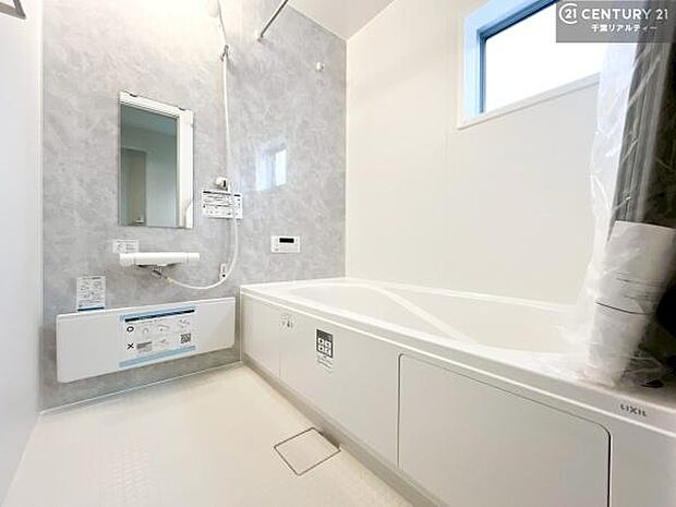 広々バスで一日の疲れをリフレッシュ。足が伸ばせるので、浴槽にもゆったりと浸かれますね!毎日のバスタイムが楽しみになります。