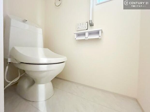 清潔感のある色味のお手洗いです！さわやかでスッキリする空間です！白を基調としているので、お手入れがしやすいトイレです！