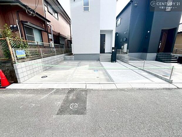 駐車スペースは2台分あります！セカンドカーはもちろん、バイクや自転車なども置き場所に困りません。