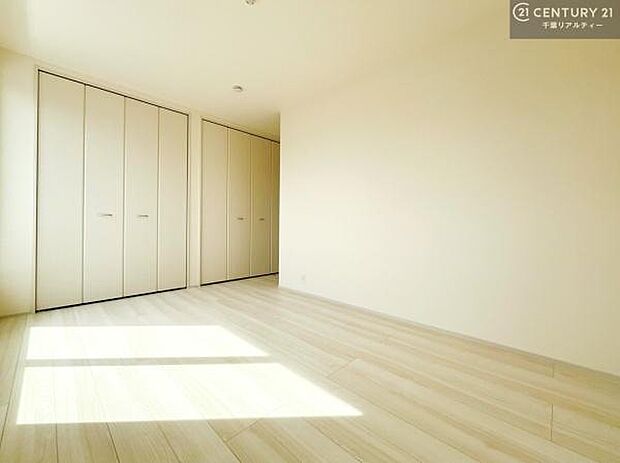 収納スペースがついています！居室をスッキリ整頓する事ができますね。家具を選ばないシンプルなデザインの為、家具を選ばずお気に入りの空間作りができそうですね。