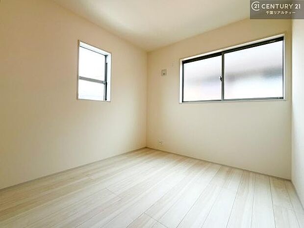 2面採光を確保した明るい室内は、風通しも良く、明るく大変居心地の良い空間となっております。リラックスして過ごせる心地の良いお部屋です！