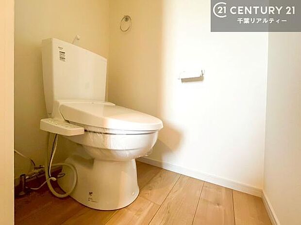 温水洗浄便座につき、冬場は便座が暖かくできるので冷たい便座に座らずに済む嬉しい仕様です!シンプルなカラーを基調としているので、お手入れがしやすいです。(施工例)