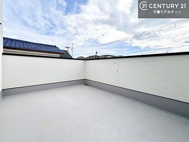 陽当たり良好なバルコニーです！晴れた日には青い空を見渡せる開放的な時間を楽しめます。（施工例）