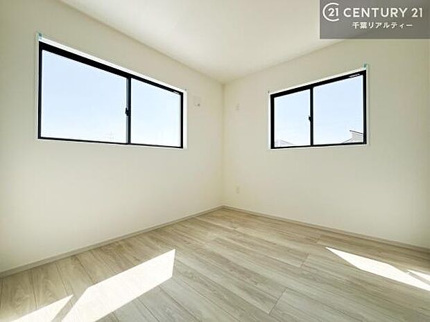 シンプルにデザインされているため、家具を選びません！お気に入りの家具を置いてくつろげる空間を作ることができます。（施工例）