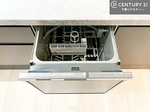 食洗機付きのキッチンです！忙しい時や手荒れ防止として大変活躍する便利な仕様です！ビルトインなのでキッチンの場所を取らず調理スペースを広く使うことが出来ます！（同仕様）