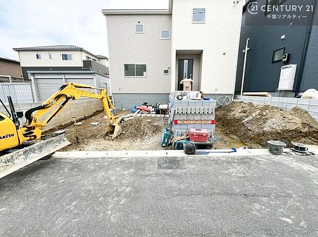 駐車スペースは2台分あります！セカンドカーはもちろん、バイクや自転車なども置き場所に困りません。