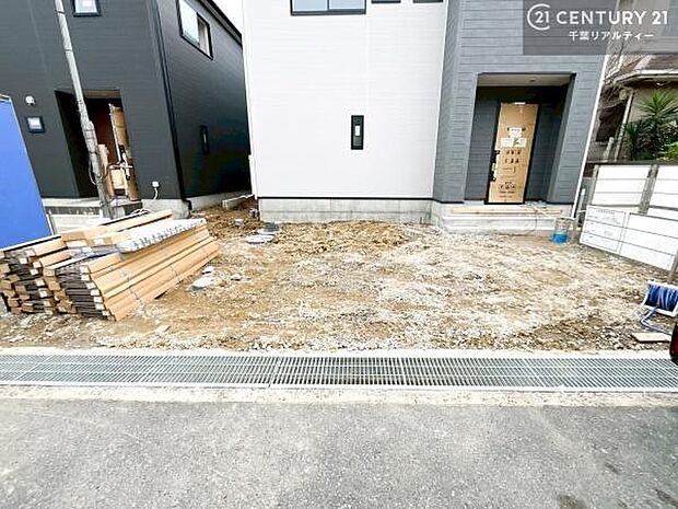 駐車スペースは2台分あります!セカンドカーはもちろん、バイクや自転車なども置き場所に困りません。