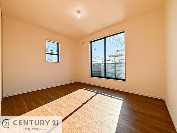 バルコニーに面している洋室です。明るく温もりがあり、換気もしっかりできます!朝起きて、外に出て背伸びをしつつ深呼吸をし良い朝を迎え入れることができます。(施工例)