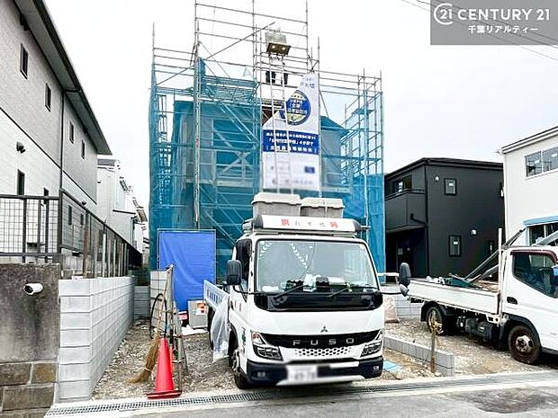 駐車スペースは2台分あります！セカンドカーはもちろん、バイクや自転車なども置き場所に困りません。